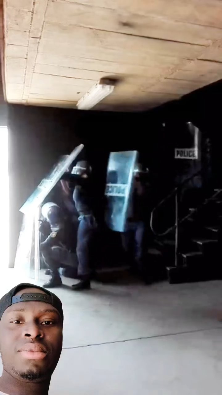 svp sauvez le soldat, il souffre